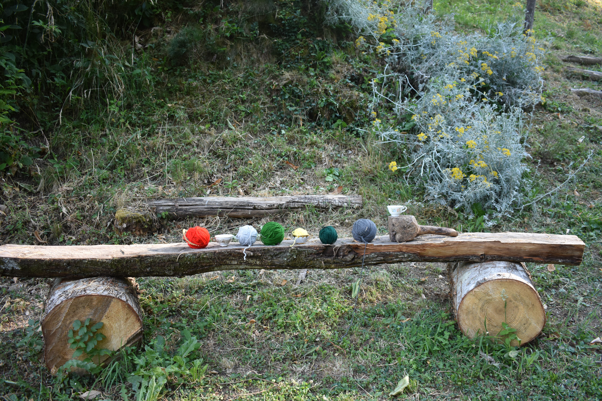 Spazio naturale dell’Orto di Archettino con gomitoli colorati