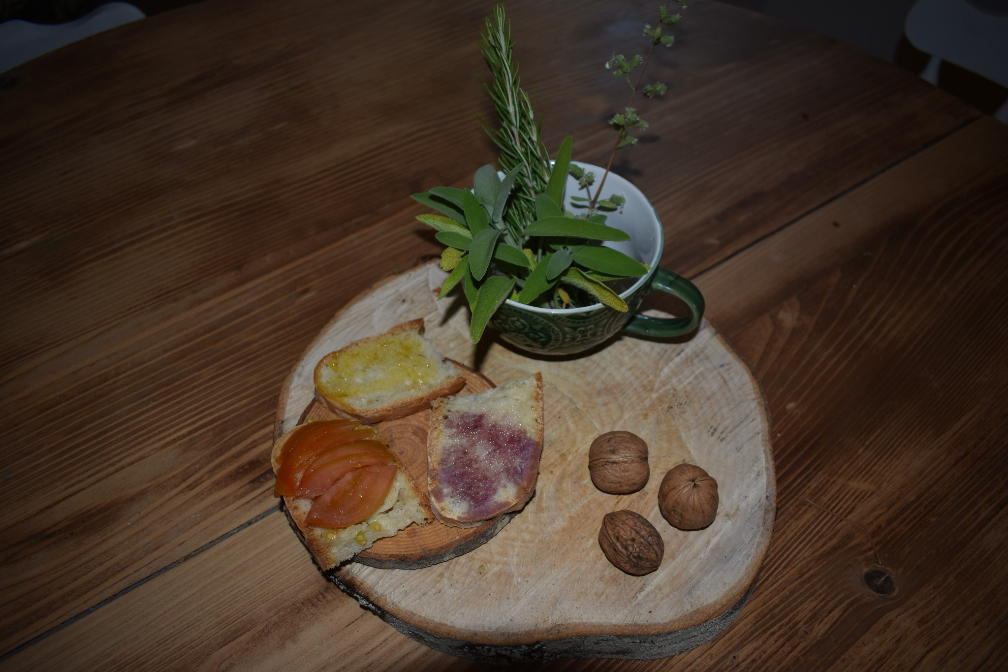 Tagliere con pane, erbe aromatiche e noci